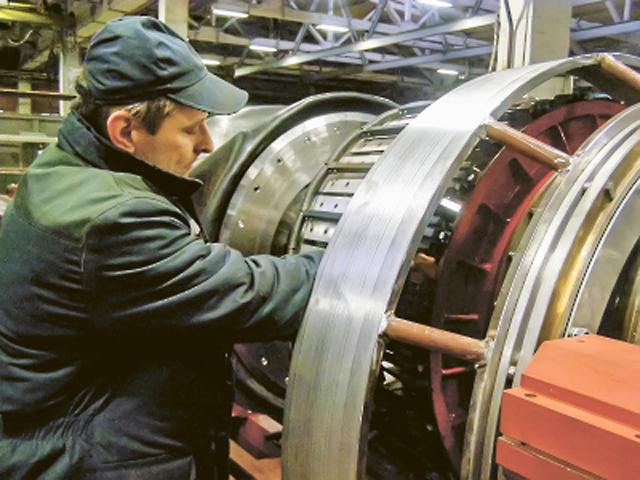 Специалисты «Белшины» изготовили станок для сборки крупногабаритных агрошин