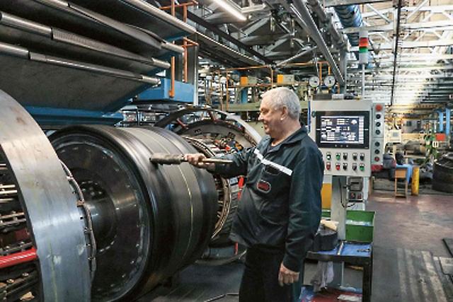 Специалисты «Белшины» своими силами изготовили станок для сборки крупногабаритных шин