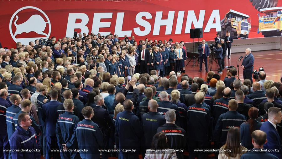 Александр Лукашенко встретился с трудовым коллективом «Белшины»