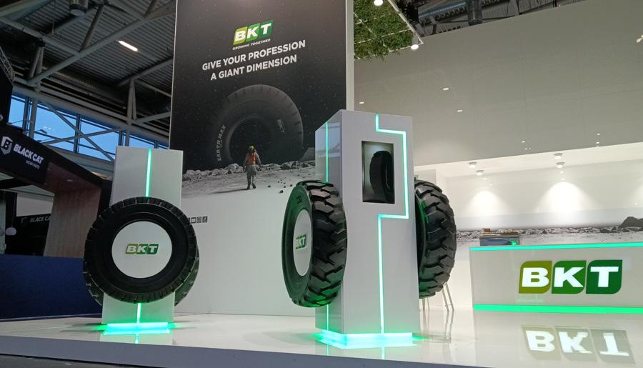 BKT презентовала на выставке в Германии новую экскаваторную шину