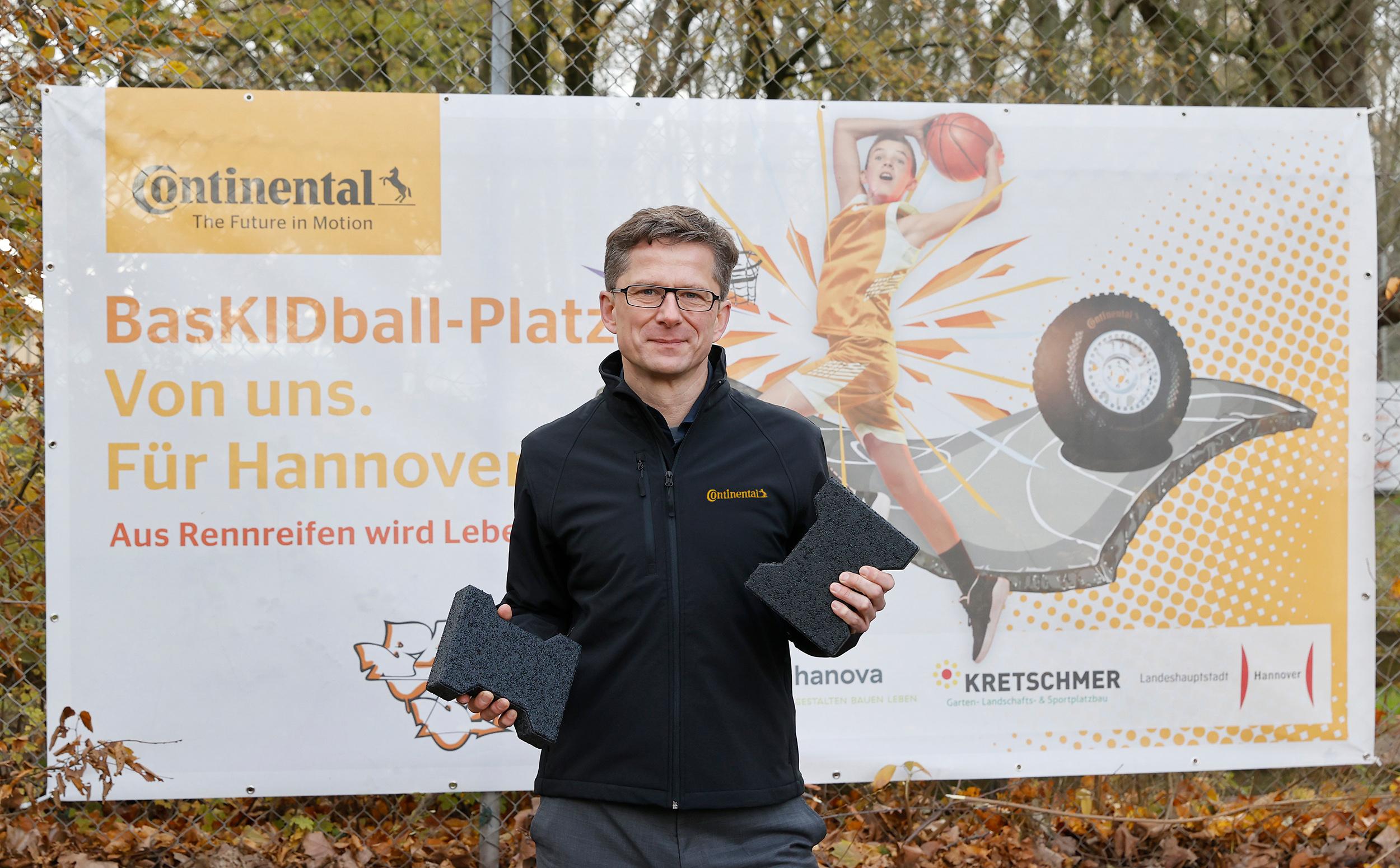 Continental построила баскетбольную площадку из переработанных гоночных шин