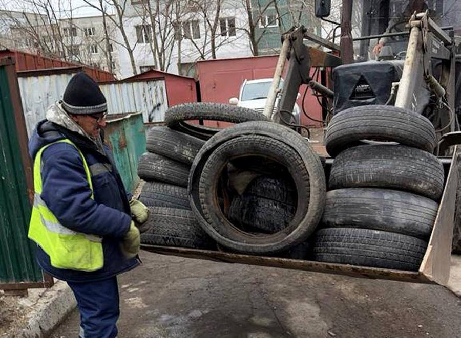 Улицы Владивостока очищают от старых шин