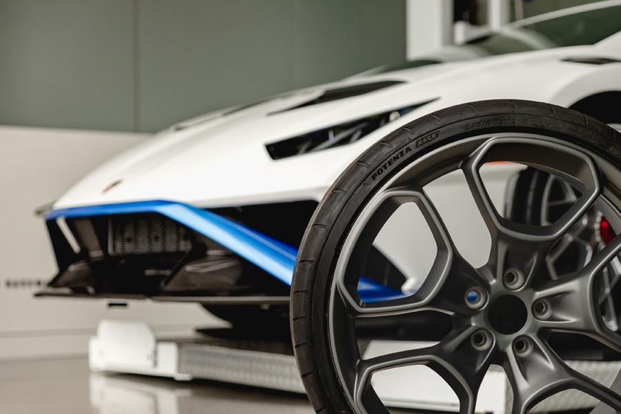 Bridgestone представила свою первую трековую шину для вторичного рынка