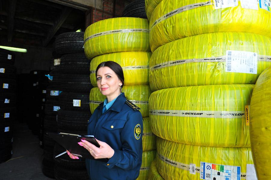 Астраханская таможня пресекла ввоз контрафактных шин из Киргизии