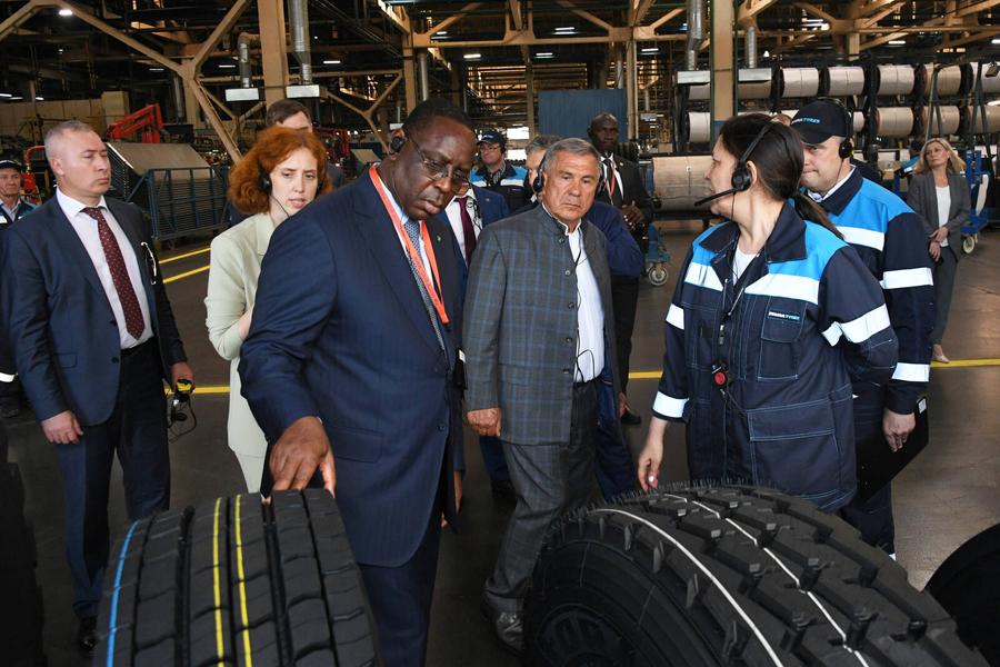 Президент Сенегала побывал в гостях у нижнекамских шинников
