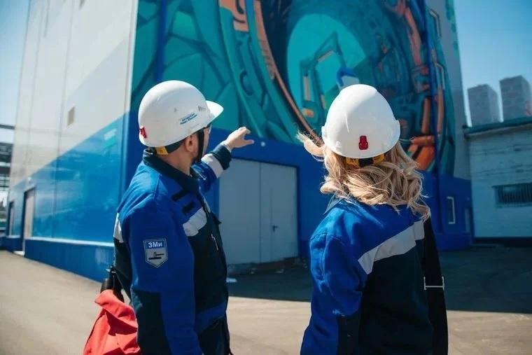 Художникам Татарстана показали мурал, посвященный созданию каучуков и шин