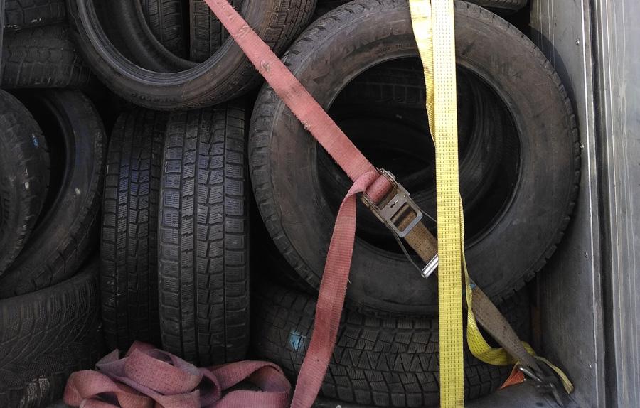 Астраханские таможенники предотвратили ввоз в Россию 2700 бэушных шин из Казахстана