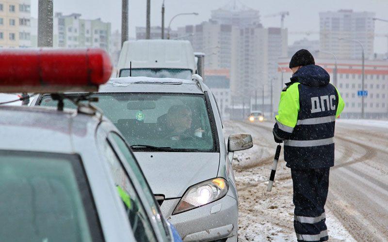 Начальник ГИБДД пообещал не штрафовать за летние шины зимой