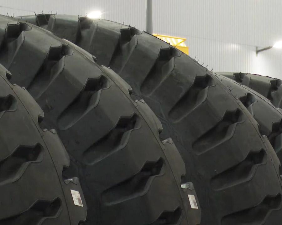 Президенту Беларуси доложили об успехах в производстве новой шины для БелАЗа