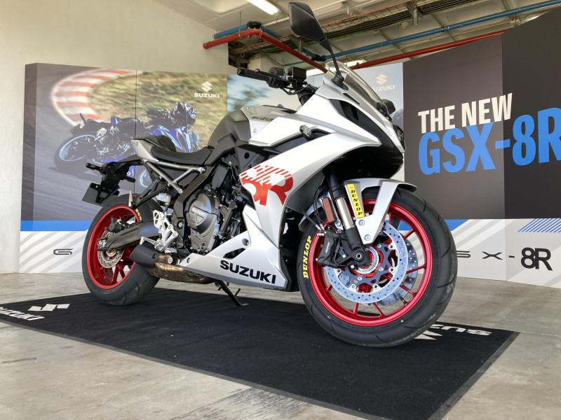 Шины Dunlop SportSmart TT впечатлили на презентации нового Suzuki GSX-8R