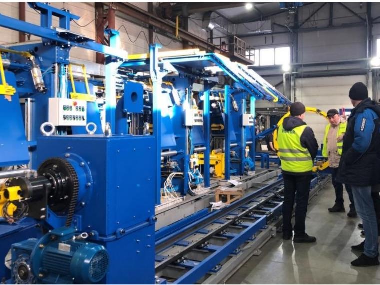 Омское предприятие изготовило уникальный станок для сборки авиационных шин