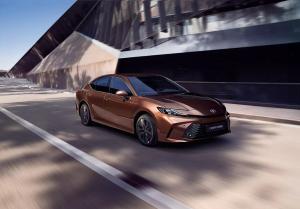 Новые гибриды Toyota Camry обуют в экошины Yokohama BluEarth-GT AE51