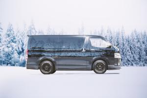 Toyo Tires выпускает зимнюю коммерческую шину с белой объемной надписью логотипа на боковине