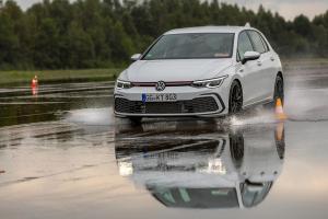 Испытатели из Die Reifentester протестировали восемь моделей спортивных шин