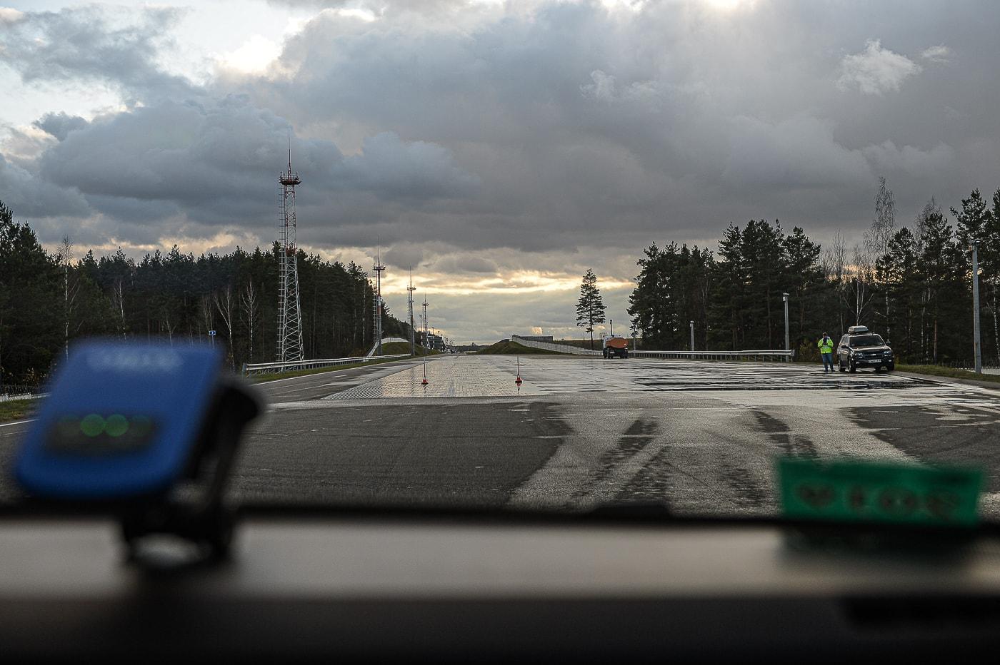 Тормозной тест зимних шин на мокром базальте с 40 км час