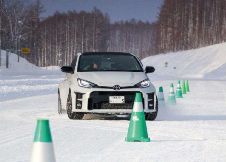 Тест зимних нешипованных шин 225/40R18 (Auto Bild Sportscars, 11/2023)